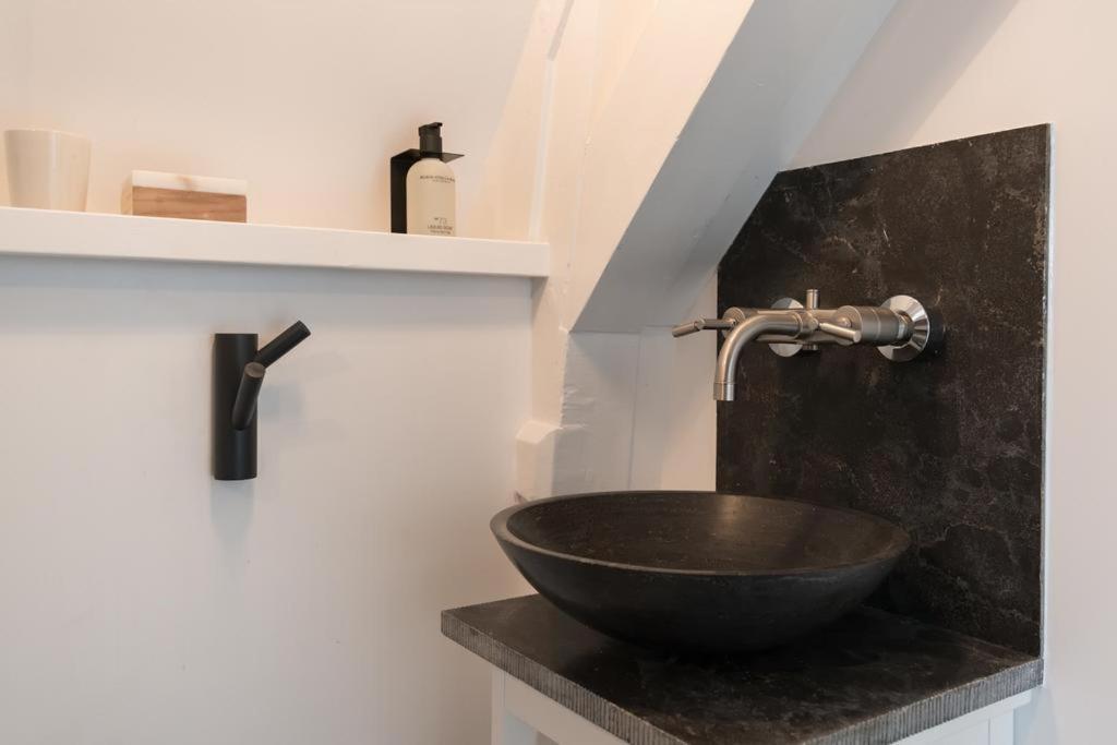 Two Bedroom Apartment In Historic Canalhouse From 1618 - City Centre Amesterdão Exterior foto